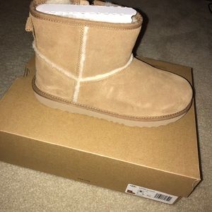 Classic mini Ugg shearling *NWT*